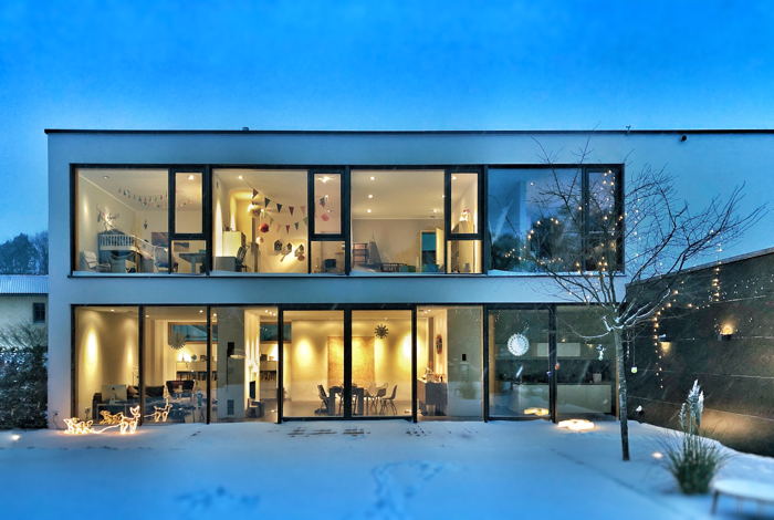 Modernes Haus im Winter