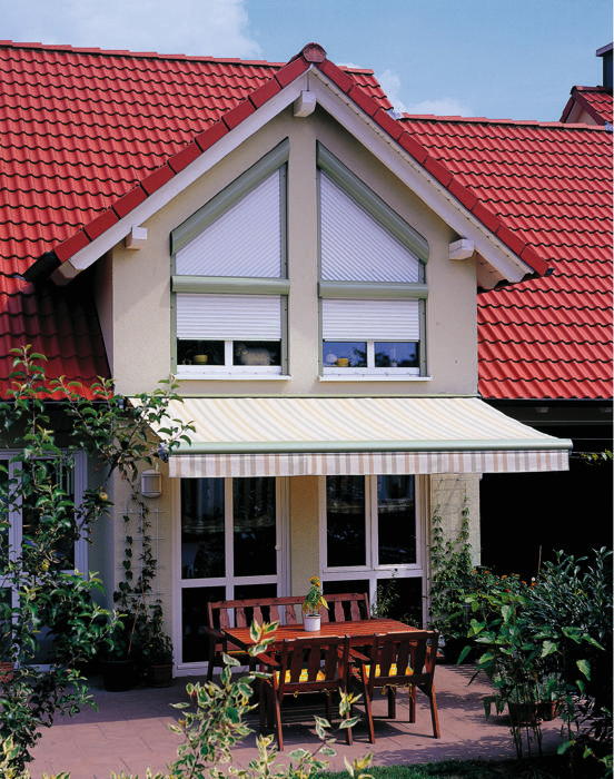 Ein Haus mit Garten und Markise