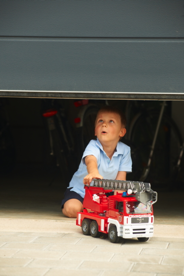 Kind spielt mit Feuerwehrauto